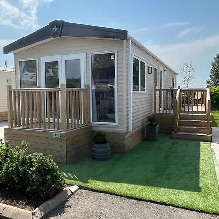 A & C Plot 41 - Hot Tub - 1 Double Bedroom- 1 Twin 2 Bathrooms 4 Pm Check In No Commercial Vans - Plot 41 Check In 4 Pm 41 Pet Friendly Parque de Campismo