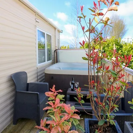 Parque de Campismo A & C Plot 41 - Hot Tub - 1 Double Bedroom- 1 Twin 2 Bathrooms 4 Pm Check In No Commercial Vans - Plot 41 Check In 4 Pm 41 Pet Friendly