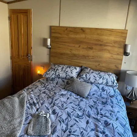 A & C Plot 41 - Hot Tub - 1 Double Bedroom- 1 Twin 2 Bathrooms 4 Pm Check In No Commercial Vans - Plot 41 Check In 4 Pm 41 Pet Friendly Kamp alanı