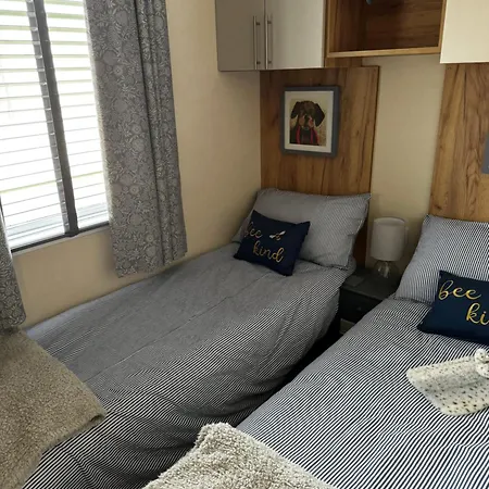 Kamp alanı A & C Plot 41 - Hot Tub - 1 Double Bedroom- 1 Twin 2 Bathrooms 4 Pm Check In No Commercial Vans - Plot 41 Check In 4 Pm 41 Pet Friendly