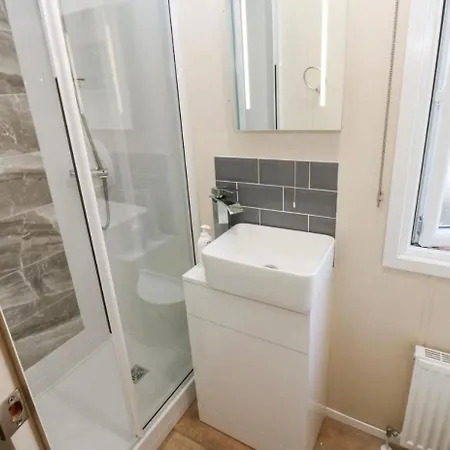 A & C Plot 41 - Hot Tub - 1 Double Bedroom- 1 Twin 2 Bathrooms 4 Pm Check In No Commercial Vans - Plot 41 Check In 4 Pm