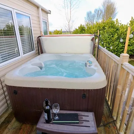 A & C Plot 41 - Hot Tub - 1 Double Bedroom- 1 Twin 2 Bathrooms 4 Pm Check In No Commercial Vans - Plot 41 Check In 4 Pm *